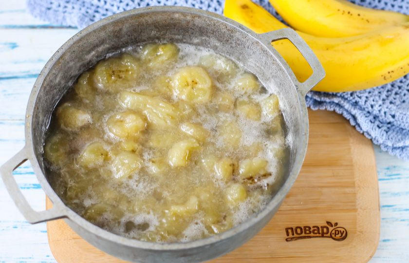 1. Этап. Банановое варенье с лимоном: Спустя указанное время варенье будет готово, его не закатывают на зиму, а едят, как сладкую добавку к выпечке и кашам.