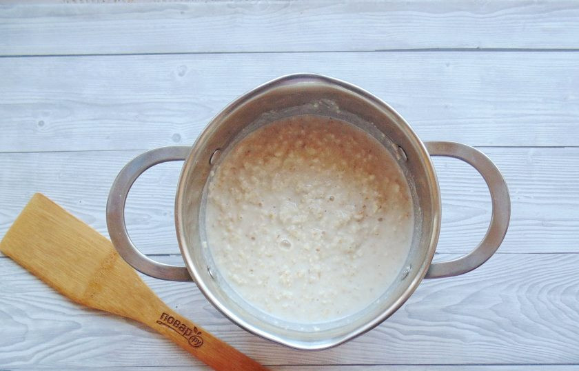 1. Этап. Овсянка с черносливом: Добавьте воду.