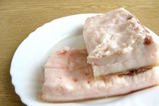 1. Этап. Сало в банке: Сало несколько раз промойте под холодной водой.