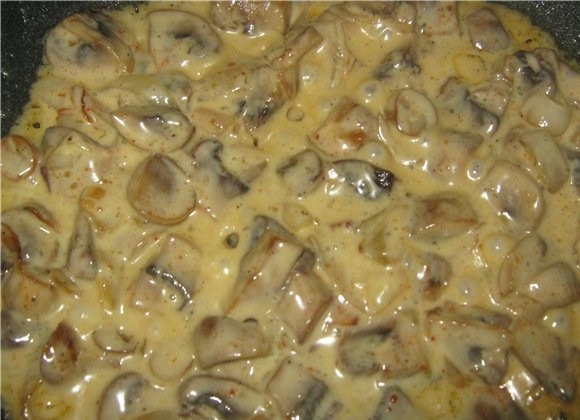 1. Этап. Шампиньоны в мультиварке: В тушеные шампиньоны положить нарезанный лук, добавить сметану, соль-перец, специи. Выбрать режим 