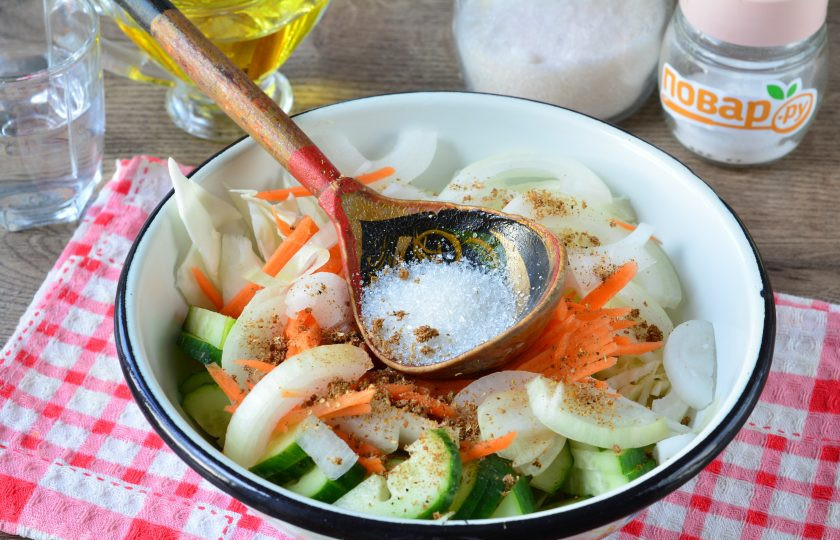 1. Этап. Капуста с огурцами по-корейски на зиму: Овощи перемешайте, всыпьте соль, сахар и корейскую приправу. Оставьте на 30 минут, пусть овощи дадут сок.