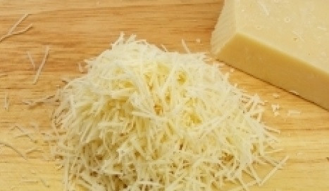 1. Этап. Авокадо с сыром: 4. Натереть сыр на терке. Можно сочетать несколько видов сыра, в том числе и сливочный. Также прекрасно подойдет для такой закуски творог, который можно дополнить солью, перцем и паприкой, например.