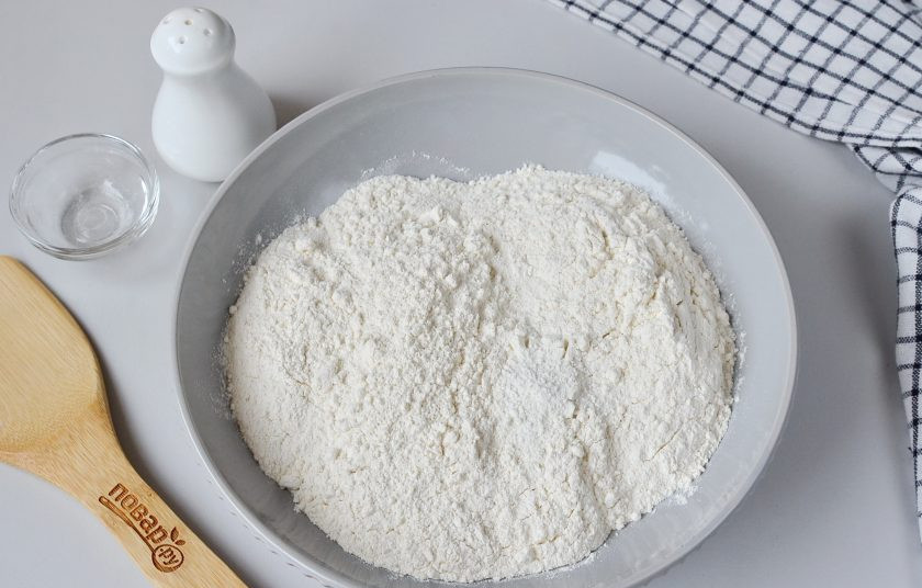 1. Этап. Песочное тесто без масла: В большую миску просейте муку, добавьте соль и разрыхлитель, перемешайте.