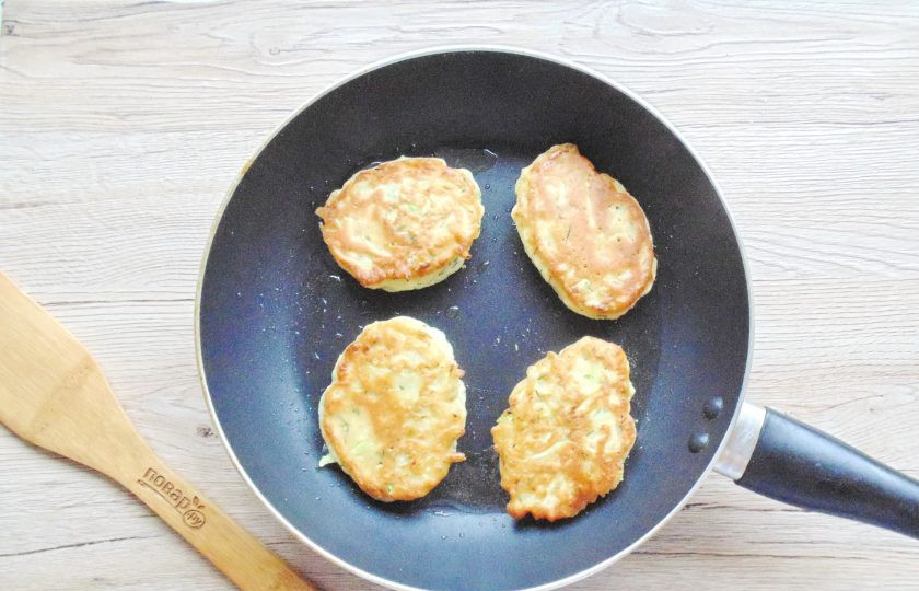 1. Этап. Оладьи из кабачков на ряженке: На разогретую сковороду с маслом ложкой выкладывайте тесто, обжаривайте оладьи с обеих сторон до полной готовности и румяной корочки.