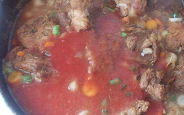 1. Этап. Свинина с базиликом: 3. Пока мясо жарится, нарежьте также овощи. В конце жарки добавьте их к свинине и обжарьте на медленном огне. Также добавьте несколько ложек томатной пасты и тщательно все перемешайте. Мне больше нравится использовать для этого блюда томатный сок.