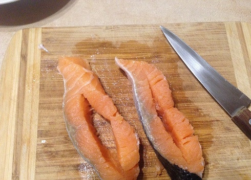 1. Этап. Лосось, запеченный с моцареллой: 2. И сделаем прорези в каждом кусочке рыбы.