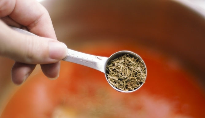 1. Этап. Томатный крем-суп со сливками: 6. Добавляем соль и специи, доводим до кипения.