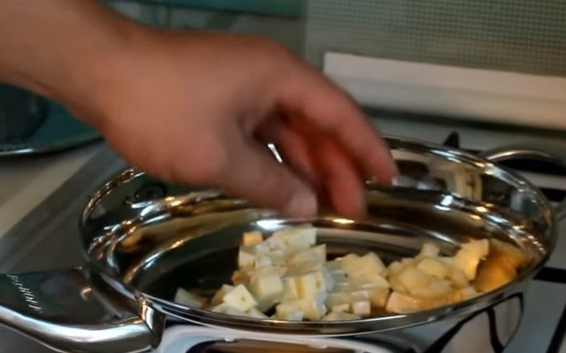 1. Этап. Соус Горгонзола: 4-5. Отправляем нарезанный сыр в сотейник, растапливаем его. Туда же вливаем сливки, томим наш соус на слабом огне, периодически помешивая его.