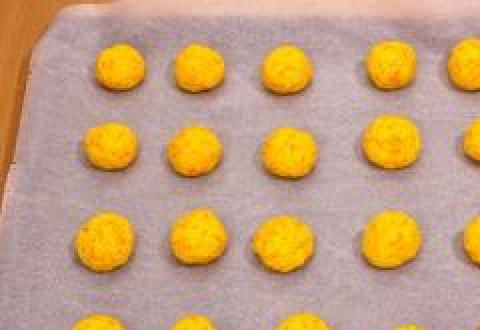 1. Этап. Морковное печенье: Из теста формируем печенье в виде небольших шариков. Выкладываем эти шарики на противень, застланный бумагой для выпекания. Выпекаем 20-25 минут при температуре 200 градусов. Готово!