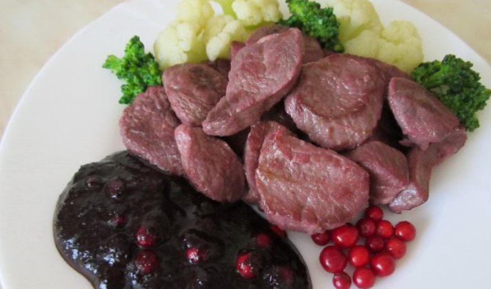 1. Этап. Баранина под соусом: Подаем баранину к столу вместе с соусом, зеленью и овощами. Приятного аппетита!