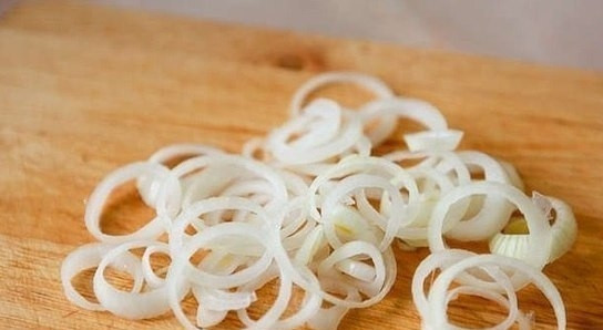 1. Этап. Поджарка из баранины: Лук почистите, нарежьте кольцами. Добавьте его в сковороду к мясу, продолжая жарить. Также почистите, помойте и порежьте морковь. Добавьте её на сковороду.