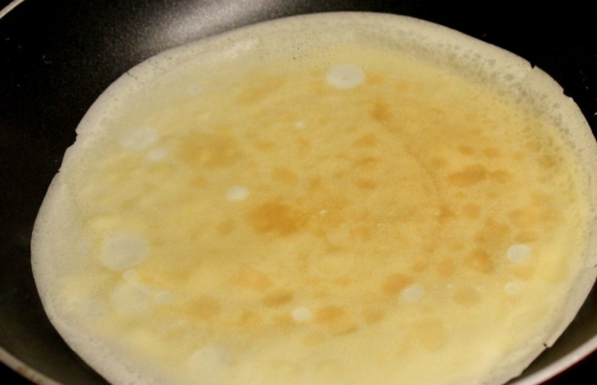 1. Этап. Налистники с творогом: Разогрейте сковороду на среднем огне. Добавьте немного сливочного масла и приготовьте тоненькие блинчики.