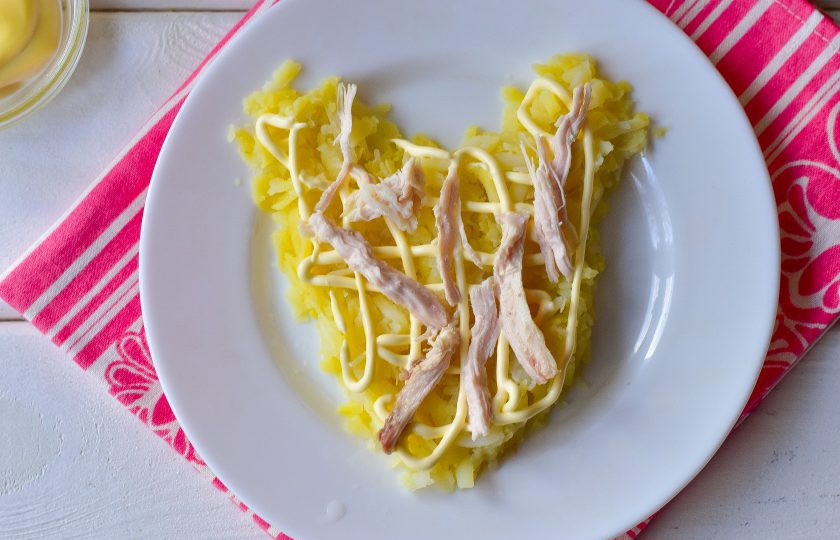 1. Этап. Новогодний салат Крысенок: Куриное филе разделите на волокна и выложите поверх картофеля.