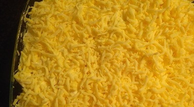 1. Этап. Мясо по-французски с черносливом: 3. Обильно посыпаем сыром, а затем отправим в духовку на 1 час при 180 градусах.