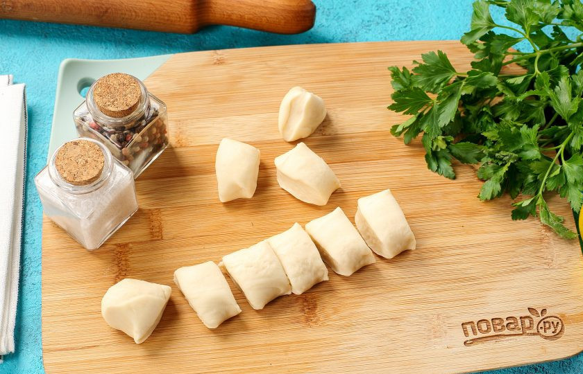 1. Этап. Вареники на пару: Нарежьте «колбаску» на кусочки, размер зависит от желаемого размера вареников.