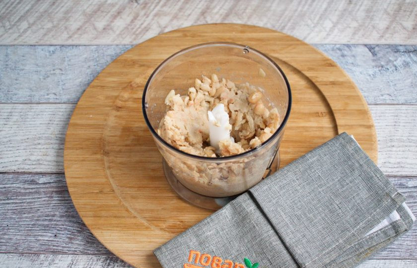 1. Этап. Веганский бургер с грибами: Консервированную фасоль пробейте в блендере до однородной массы.