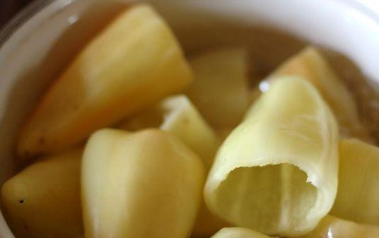 1. Этап. Перец, фаршированный капустой на зиму: Перцы очистить от внутренностей, хорошенько промыть и опустить перчики в кипящую воду и немного поварить (минуты 3-4).