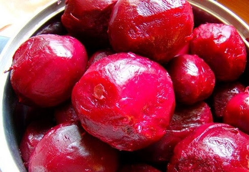 1. Этап. Салат на зиму из свеклы: В первую очередь сварим свеклу. Затем, когда она остынет, очистим ее.