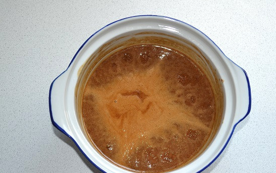 1. Этап. Торт Вера: Варите ириски в молоке около 20 минут, помешивая. Снимите с огня и остудите.