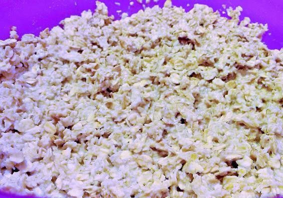 1. Этап. Овсяное печенье домашнее: Нагреваем молоко со сливочным маслом, полученной смесью заливаем хлопья. Перемешиваем и оставляем минут на 10, пусть хлопья размокнут.