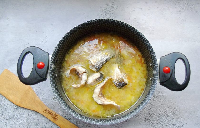 1. Этап. Рыбный суп с булгуром: Варите суп до готовности всех ингредиентов еще 10-15 минут. После выложите в кастрюлю отварную рыбу.