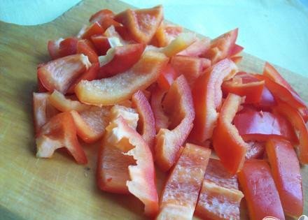 1. Этап. Испанский холодный суп: 4. Промываем и нарезаем кусочками болгарский перец.