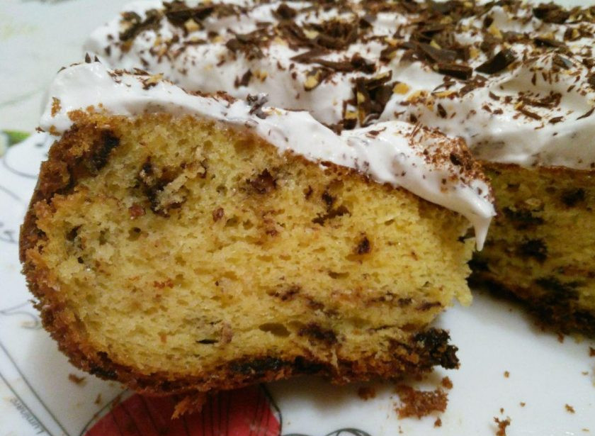 1. Этап. Пасхальная баба на сливках: Дайте готовому изделию остыть и по желанию декорируйте белковой или шоколадной глазурью. Такая выпечка получается воздушной и слегка крошится при разрезании.