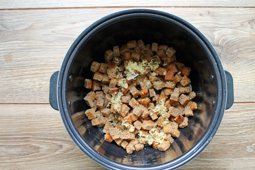 1. Этап. Сухарики в мультиварке: После отключения, достаньте чашу из мультиварки и полейте горячие сухарики маслом с чесноком, посолите и перемешайте. Наши сухарики в мультиварке готовы.