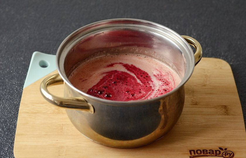 1. Этап. Томатный сок со свеклой на зиму: Соедините свекольный сок и томатную мякоть, добавьте соль. Доведите до кипения, проварите 10 минут.