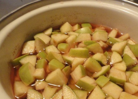 1. Этап. Кутья с яблоками: Добавляем сахар и яблоки. Я добавила 3 столовые ложки. Но я не люблю сладкого, да и мои домашние тоже напитки предпочитают не очень сладкие, поэтому ориентируйтесь на свой вкус. В конце-концов, сахар всегда можно добавить.