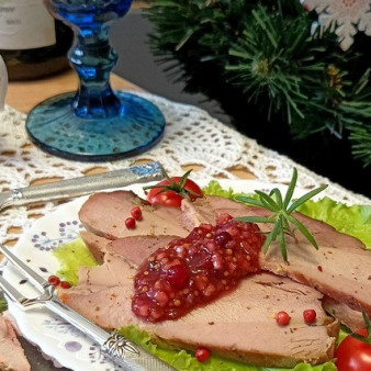 Буженина Инди с клюквенно-горчичным соусом