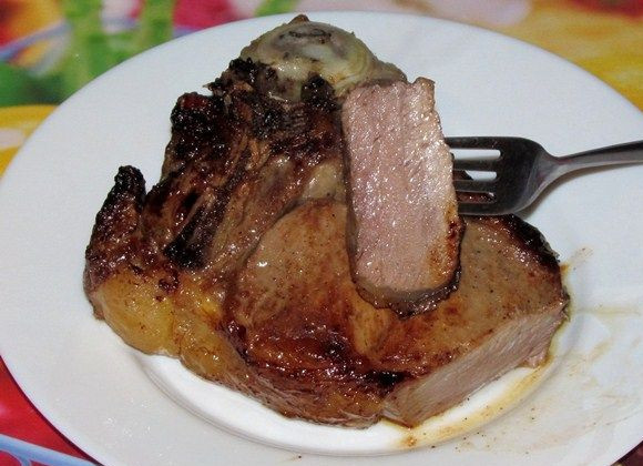 1. Этап. Антрекот из говядины в духовке: Солим во время еды. Приятного аппетита!