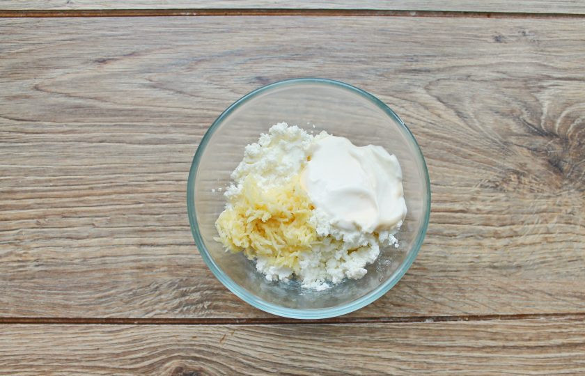 1. Этап. Салат Красный бархат из свеклы с творогом: В миску выложите творог, измельченный чеснок и сметану. Пробейте все блендером до однородной массы.