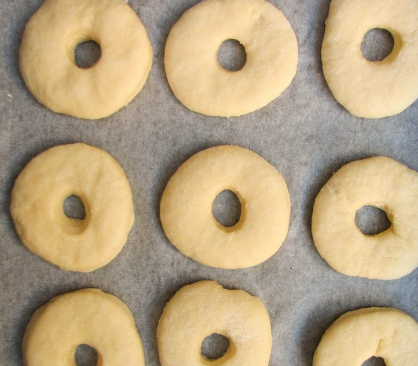 1. Этап. Пончики классические: 5. Выкладываем наши заготовки на противень с пергаментом и оставляем еще на 20 минут, чтобы они немного подошли. После этого отправляем пончики в разогретую до 180 градусов духовку на 25 минут.