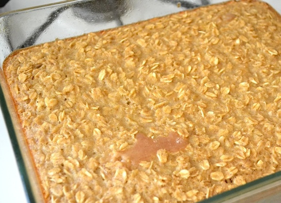 1. Этап. Пирог из овсянки: 8. Запекайте пирог в разогретом до 180 градусов духовом шкафу около 45-50 минут.