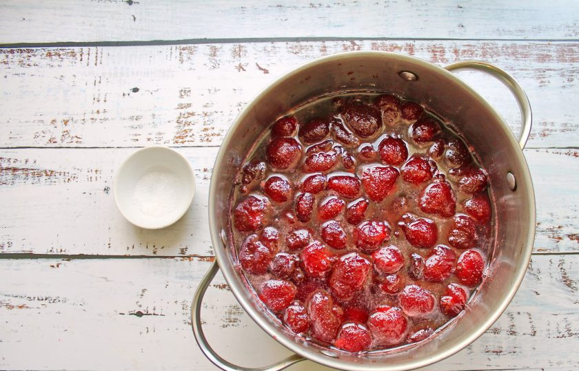 1. Этап. Рубиновое варенье из клубники: Проваривайте варенье так еще 2-3 раза. В самом конце добавьте лимонную кислоту, проварите 3 минуты и снимите с огня.