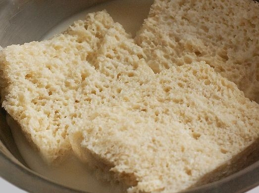 1. Этап. Котлеты из фарша в духовке: С белого хлеба срезаем корочку и замачиваем его в сливках. Оставляем на 10-15 минут пропитаться.