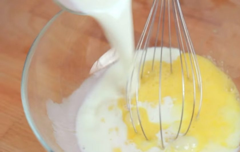 1. Этап. Самые простые панкейки (три ингредиента): 2. Далее добавьте молоко и перемешайте. Затем добавьте просеянную муку и хорошо размешайте тесто до однородного состояния.