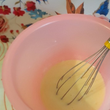 1. Этап. Печенье с кокосовой стружкой: Сгущенное молоко и яйцо перемешать.