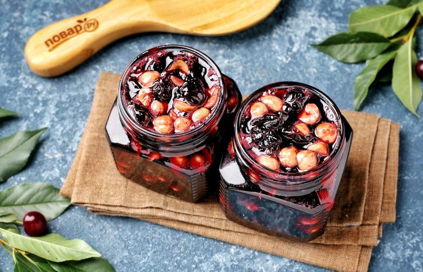 1. Этап. Варенье из вишни с орехами: Разложите варенье в стерилизованные баночки и закрутите стерильными крышками. Хранить такое варенье можно в любом тёмном и прохладном месте.