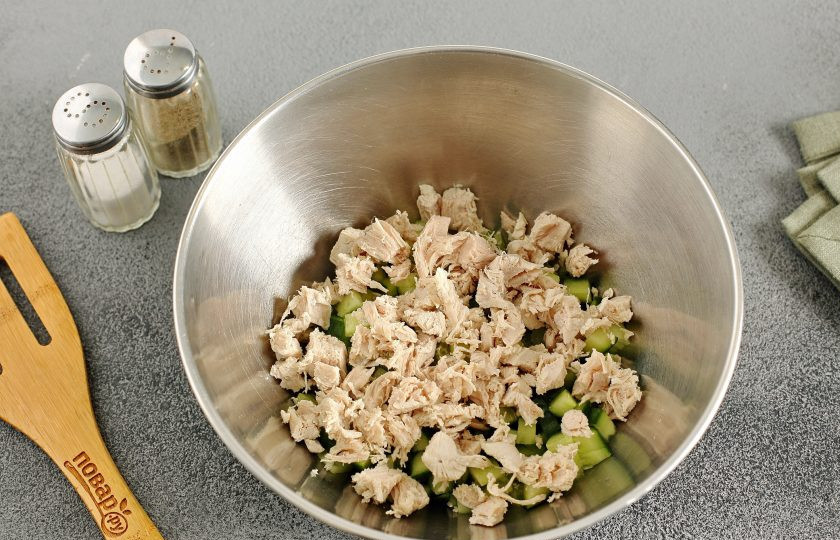 1. Этап. Салат Вечерний: Добавьте нарезанное кубиками или разобранное на волокна куриное филе.