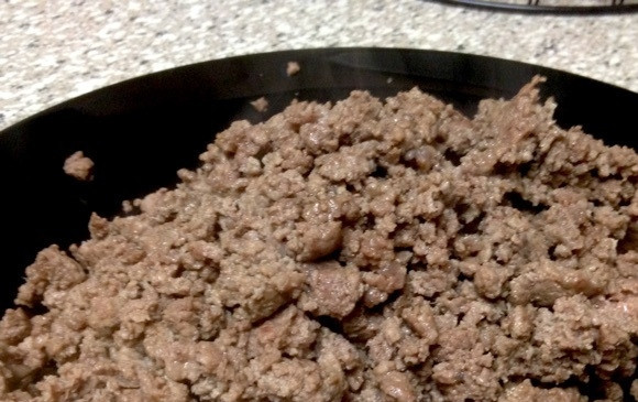 1. Этап. Макароны с фаршем и овощами: 2. Разогрейте сковороду с оливковым маслом и выложите фарш, разомните его лопаткой, обжарьте до готовности и удалите со сковороды.