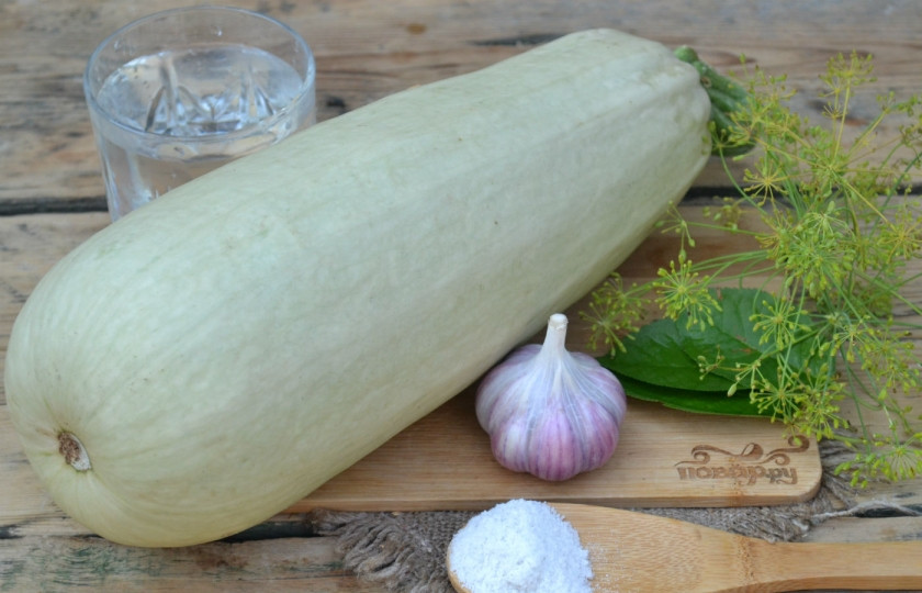 1. Этап. Малосольные кабачки быстрого приготовления: Подготовьте все необходимые ингредиенты. Кабачки у меня уже не совсем молодые, но еще мягкие с бело-зеленой кожурой. Такие нам подходят. Всю зелень промойте под проточной водой, а кабачки очистите от кожуры.