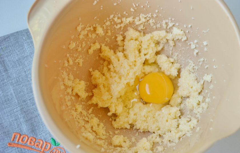 1. Этап. Аппетитный брауни: 3. Добавьте сырые яйца и продолжайте взбивать на максимальных оборотах до получения кремообразной массы.