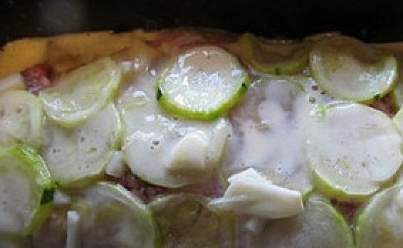 1. Этап. Кабачки и баклажаны с фаршем: В отдельной мисочке взбиваем яйцо с тремя столовыми ложками майонеза и заливаем нашу запеканочку.