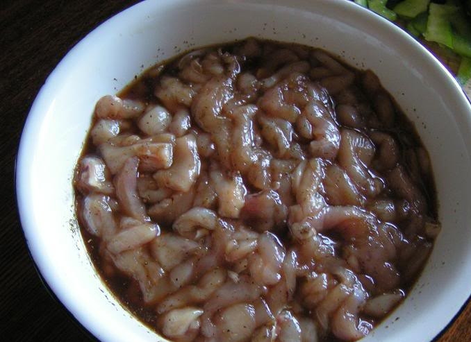 1. Этап. Курица по-китайски с ананасами: Куриное филе нарезаем на небольшие кусочки и заливаем соевым соусом, добавляем перец и специи по вкусу. Перемешиваем и ставим на 15-20 минут в холодильник.