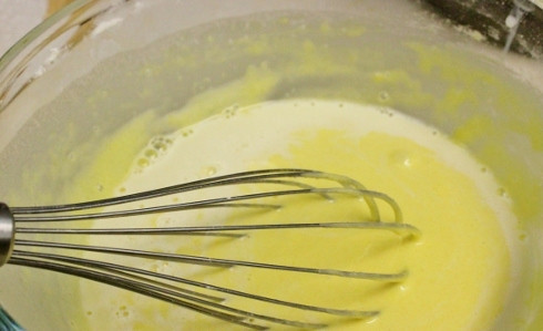 1. Этап. Крем заварной для медовика: 2. Прогрейте немного молоко, влейте его в мисочку. Добавьте щепотку соли и ванильный экстракт. Отправьте на огонь.