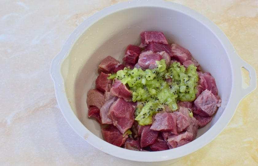 1. Этап. Лосятина с киви: в чашу выложите нарезанное мясо. Добавьте к нему киви и перемешайте. Разомните мясо с киви. Оставьте постоять на 1 час.