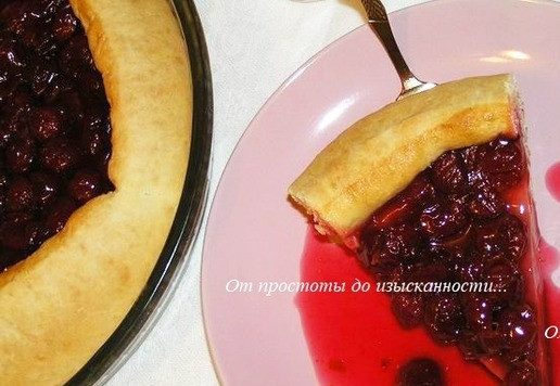 1. Этап. Открытый пирог с вишней: Но у меня времени не было, поэтому разрезала в теплом виде и начинка еще не успела застыть.