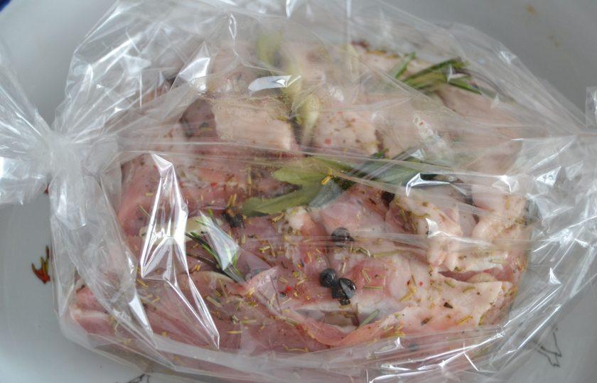 1. Этап. Свиной карбонат в рукаве в духовке: Переложите замаринованное мясо в рукав, завяжите концы, зубочисткой сделайте несколько проколов сверху. Выложите на противень или в форму для запекания. Поставьте в духовку на 1,5 часа при температуре 180 градусов.